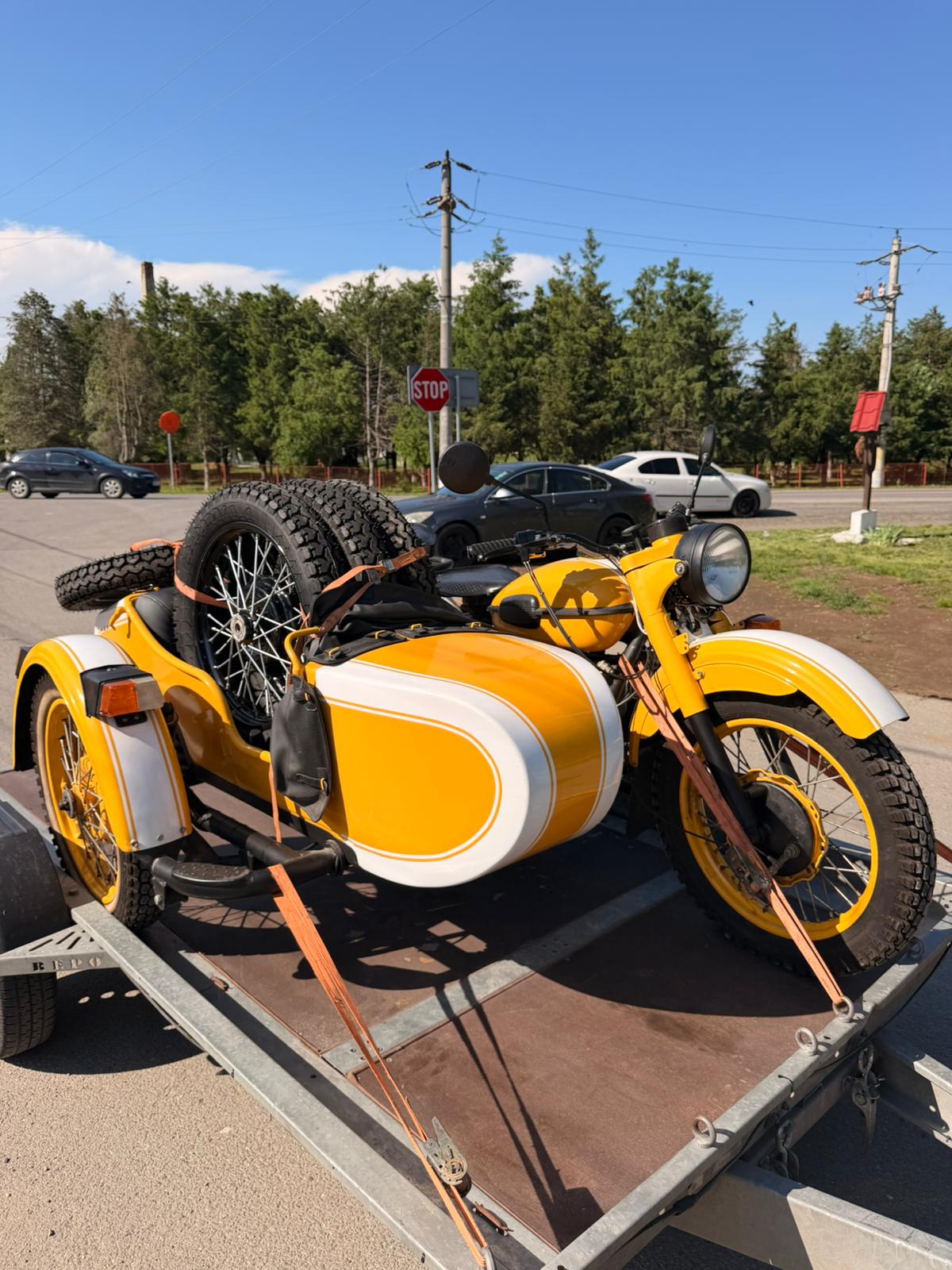 Motocicleta transportata pe remorca